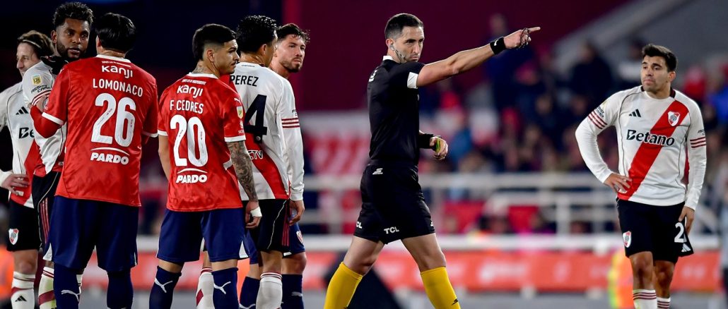 El juez Nazareno Arasa en Independiente vs River Dos goles de Independiente y otro de River fueron anulados en el segundo tiempo.