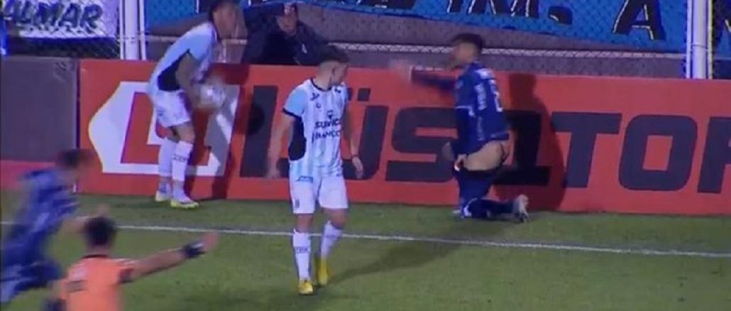 Un jugador de Quilmes quedó desnudo en el partido ante Racing de Córdoba