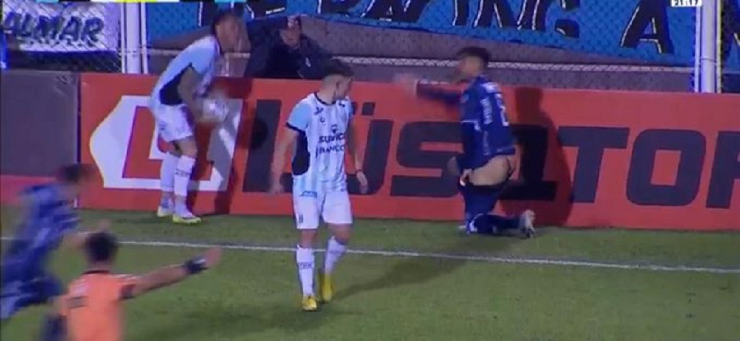 Un jugador de Quilmes quedó desnudo en el partido ante Racing de Córdoba
