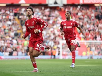 Con un golazo de Szoboszlai, Liverpool apagó un invicto de Arsenal y lidera con puntaje ideal