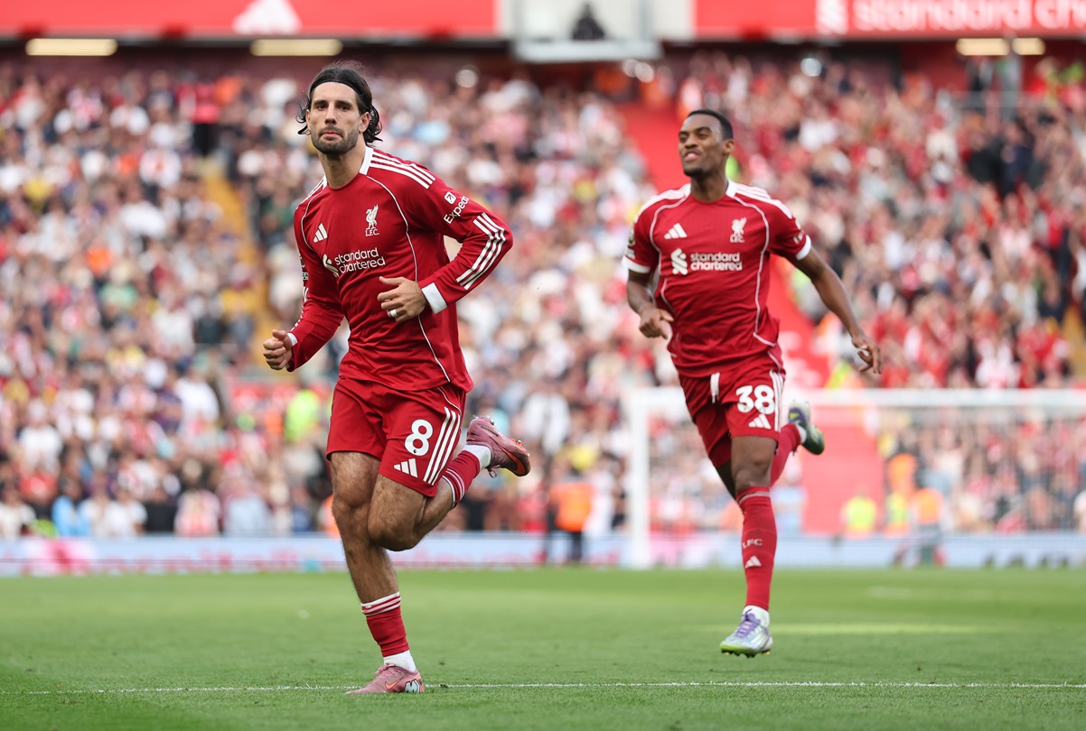 Liverpool apagó un invicto de Arsenal y lidera con puntaje ideal