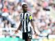Sigue el escándalo entre Newcastle y Alexander Isak: sin jugar, sin casa y camisetas quemadas