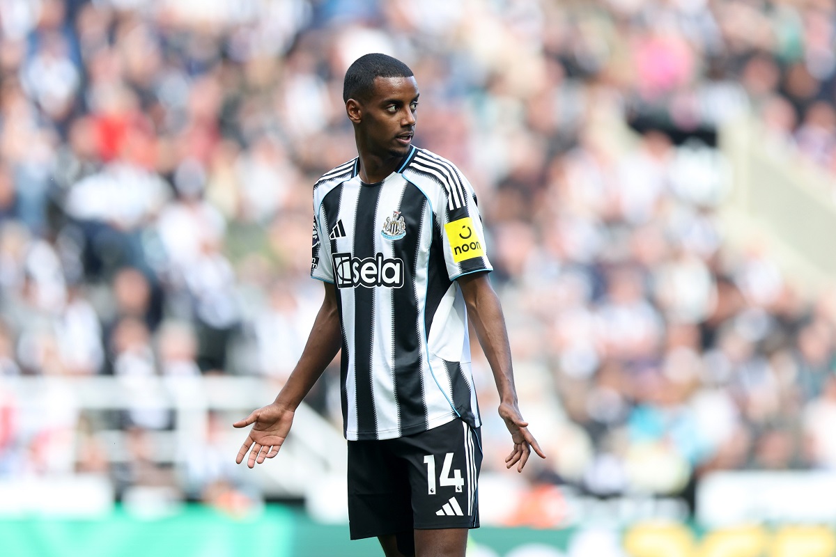 Sigue el escándalo entre Newcastle y Alexander Isak: sin jugar, sin casa y camisetas quemadas
