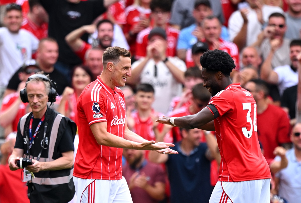 Nottingham Forest jugó un excelente primer tiempo y debutó con un triunfo ante Brentford
