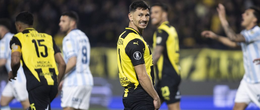 Peñarol venció a Racing Peñarol pateó el tablero venciendo a Racing