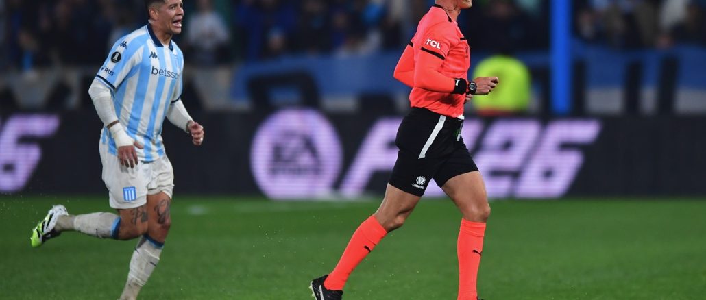 Marcos R. vio la roja en el banco y se pierde cuartos con Racing