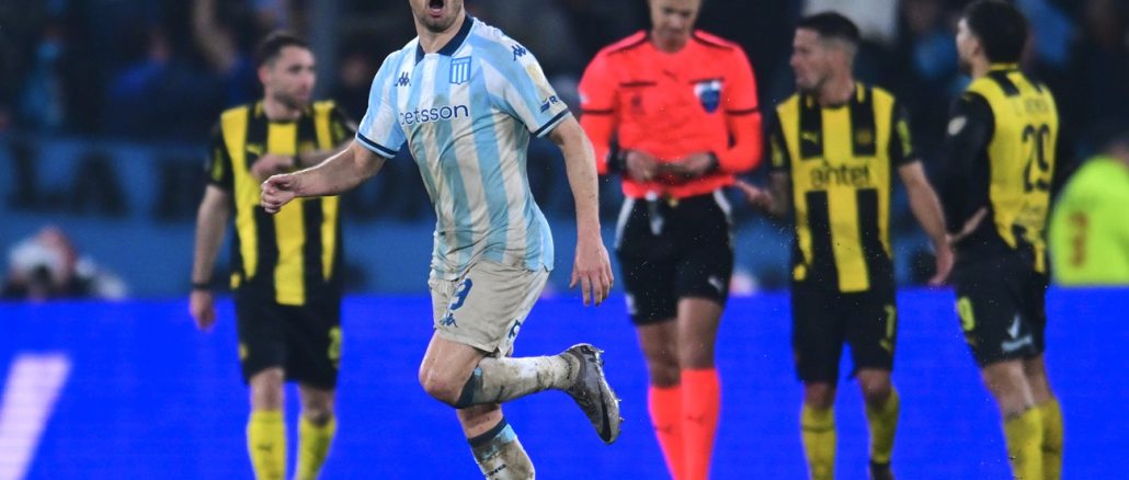 Racing eliminó a Peñarol en la última bola de la noche