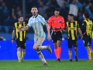 Racing eliminó a Peñarol en la última bola de la noche