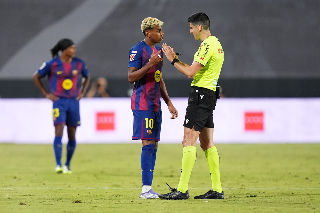 Lamine Yamal se inventó un penal con el VAR desactivado y Barcelona rompió el cero en Vallecas