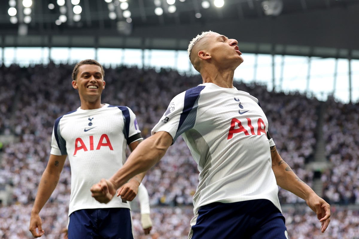 Infartante golazo de Richarlison para firmar su doblete para el Tottenham ante Burnley