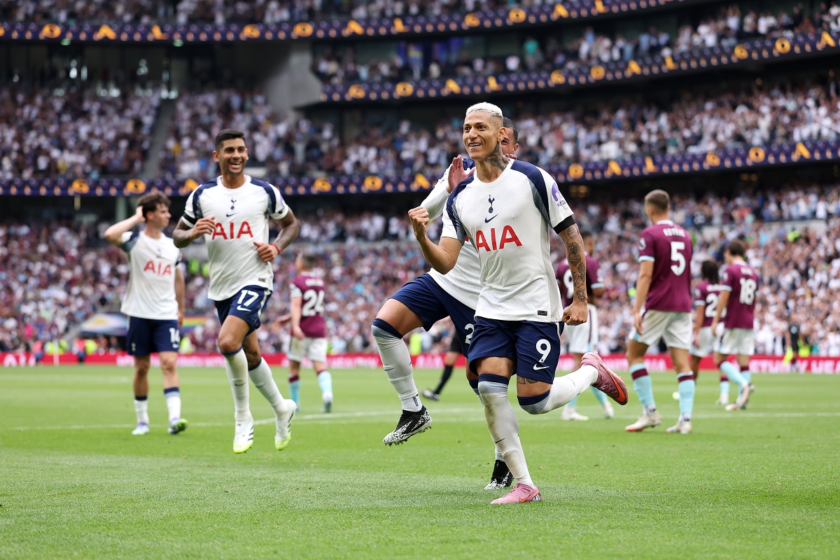Tottenham se lució al ritmo de Richarlison y goleó al Burnley en el inicio de la Premier League