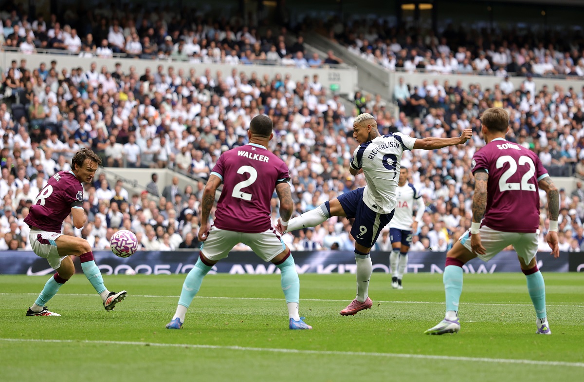 Richarlison brilló con una media vuelta y Tottenham marcó el primer gol al Burnley