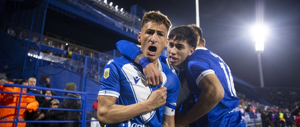Brian Romero celebra el gol del triunfo Vélez venció 2-1 a Independiente con tres goles de penal