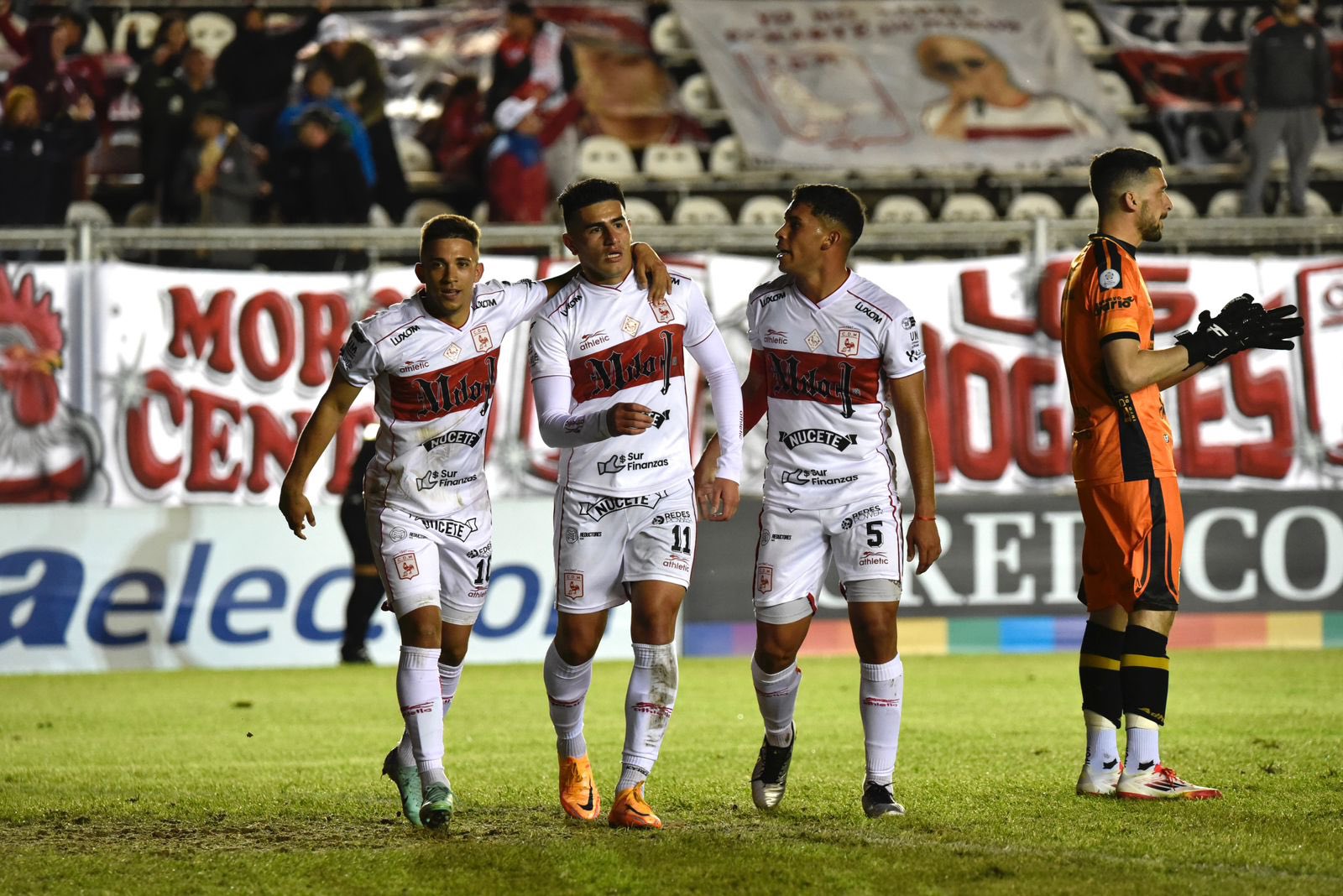 Morón goleó a Mitre y no afloja su persecución al líder
