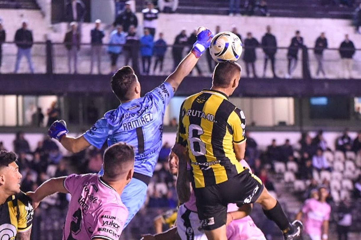 Deportivo Madryn aguantó con 9 y festejó el empate ante All Boys en Floresta