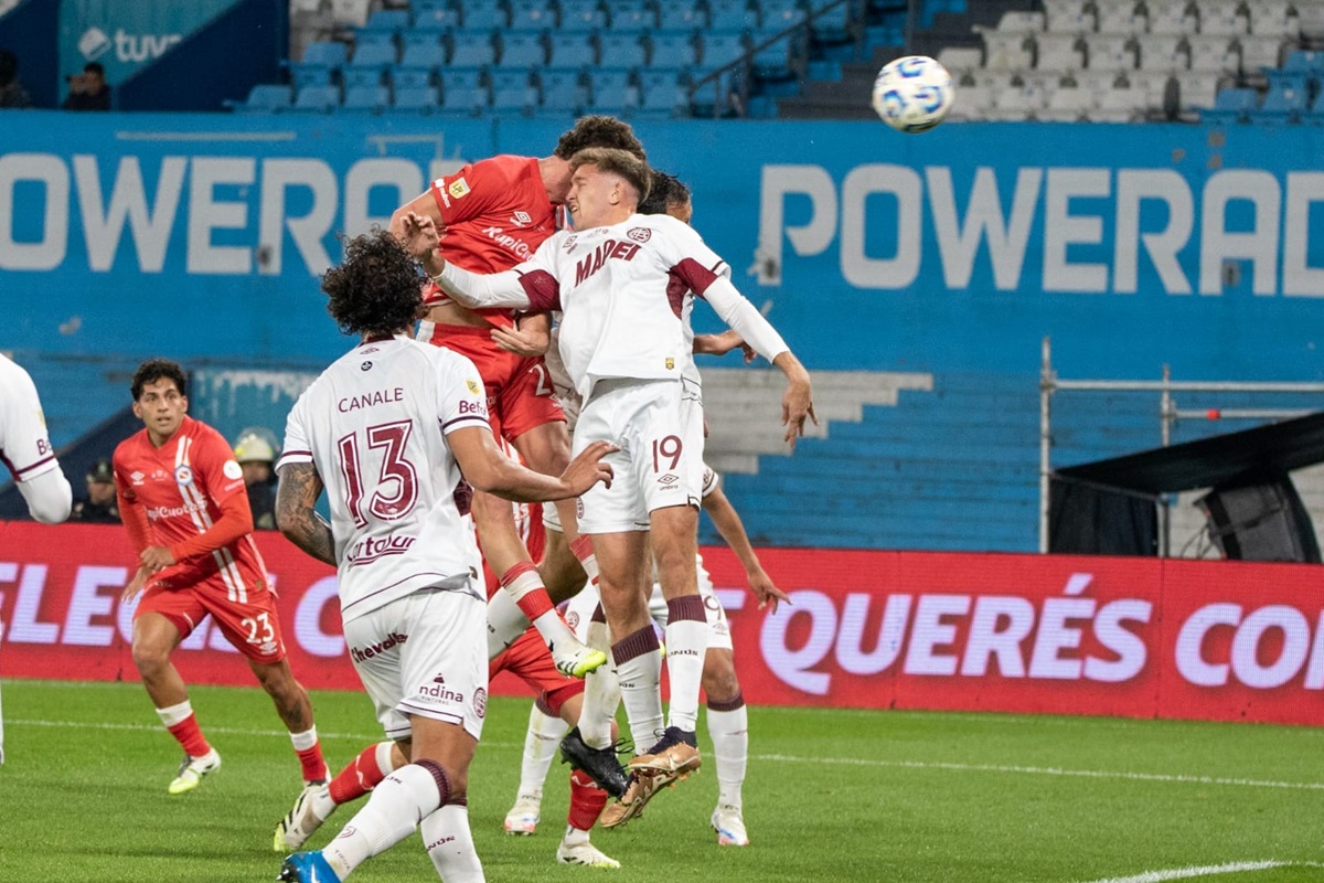 Con gol de Tomás Molina, Argentinos Juniors eliminó a Lanús