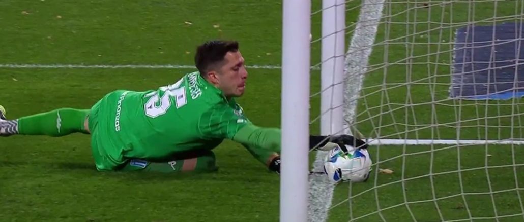 Cambeses y el VAR salvaron a Racing del gol de Vélez
