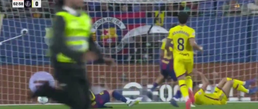 Dani Olmo marcó cuando una persona protestaba en pleno Montjuic