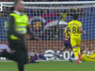 Dani Olmo marcó cuando una persona protestaba en pleno Montjuic