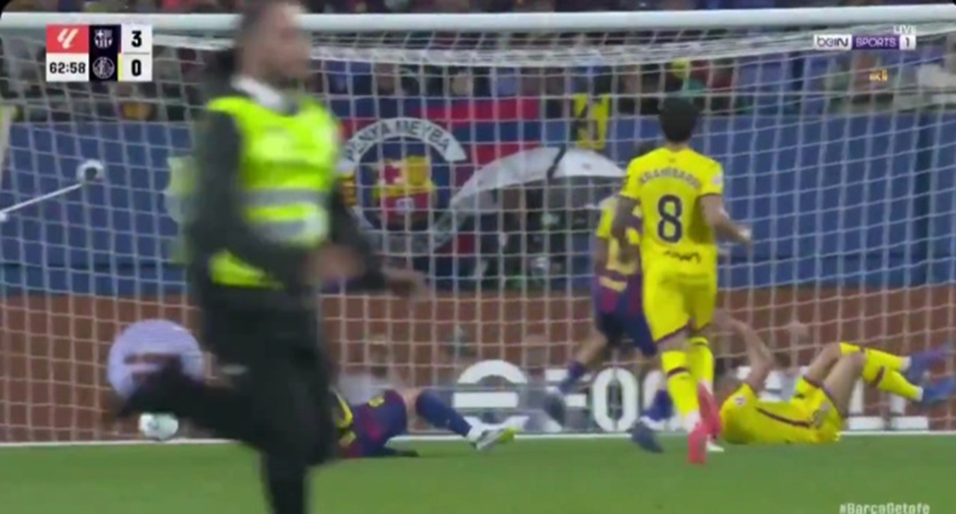 Dani Olmo marcó para Barcelona mientras una persona irrumpía en el campo de juego