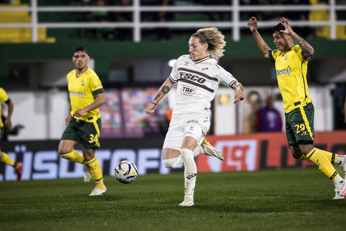 Con dos goles en dos minutos, Platense necesitó una ráfaga y sopló a Defensa y Justicia