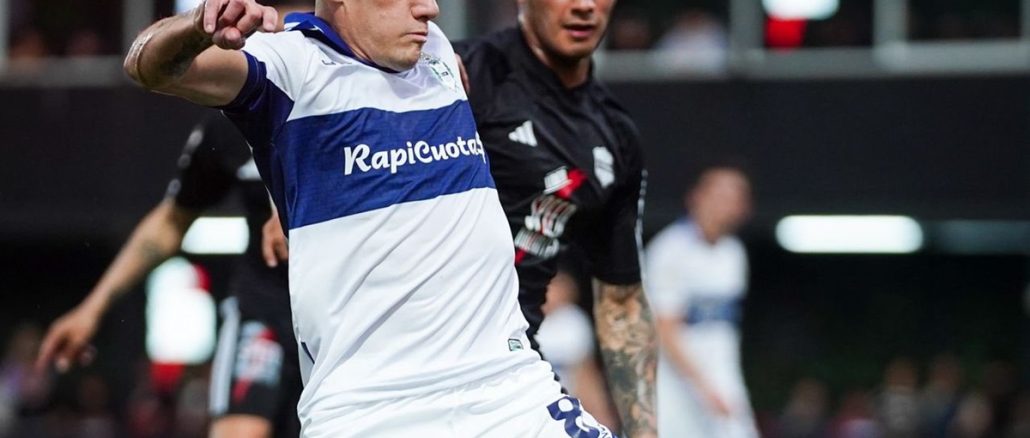 Deportivo Riestra se impuso por poco ante Gimnasia La Plata Riestra le ganó a Gimnasia, lidera y se acerca a la Copa Libertadores