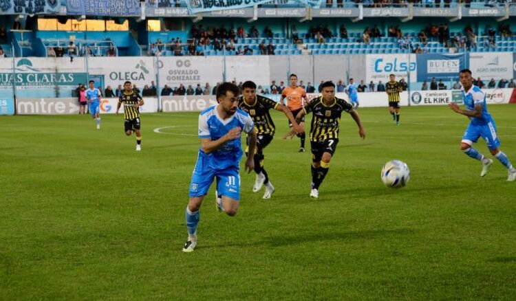 Estudiantes de Río Cuarto no pudo con Almirante Brown