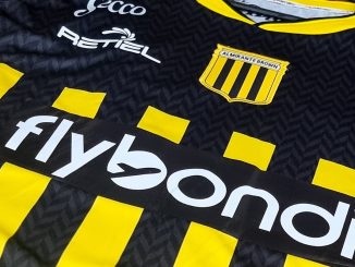 FlyBondi aterriza como sponsor en dos clubes del ascenso argentino