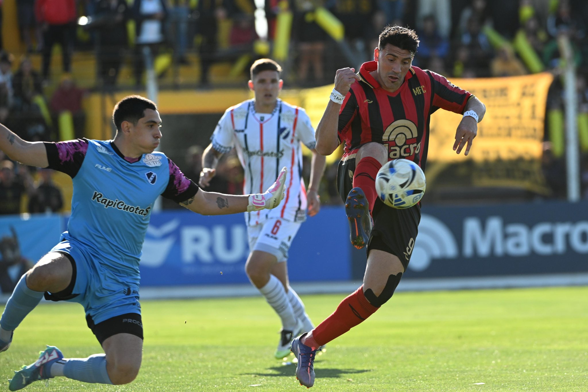 Deportivo Madryn se acercó a la final por el ascenso y hundió un poco más a Alvarado