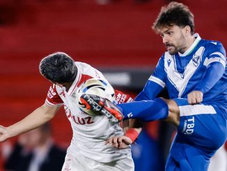 Huracán empató con Vélez que jugó una hora con diez