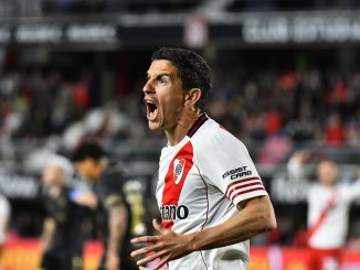 El VAR convalidó el gol de Nacho Fernández y ahora River se impone por dos a cero.