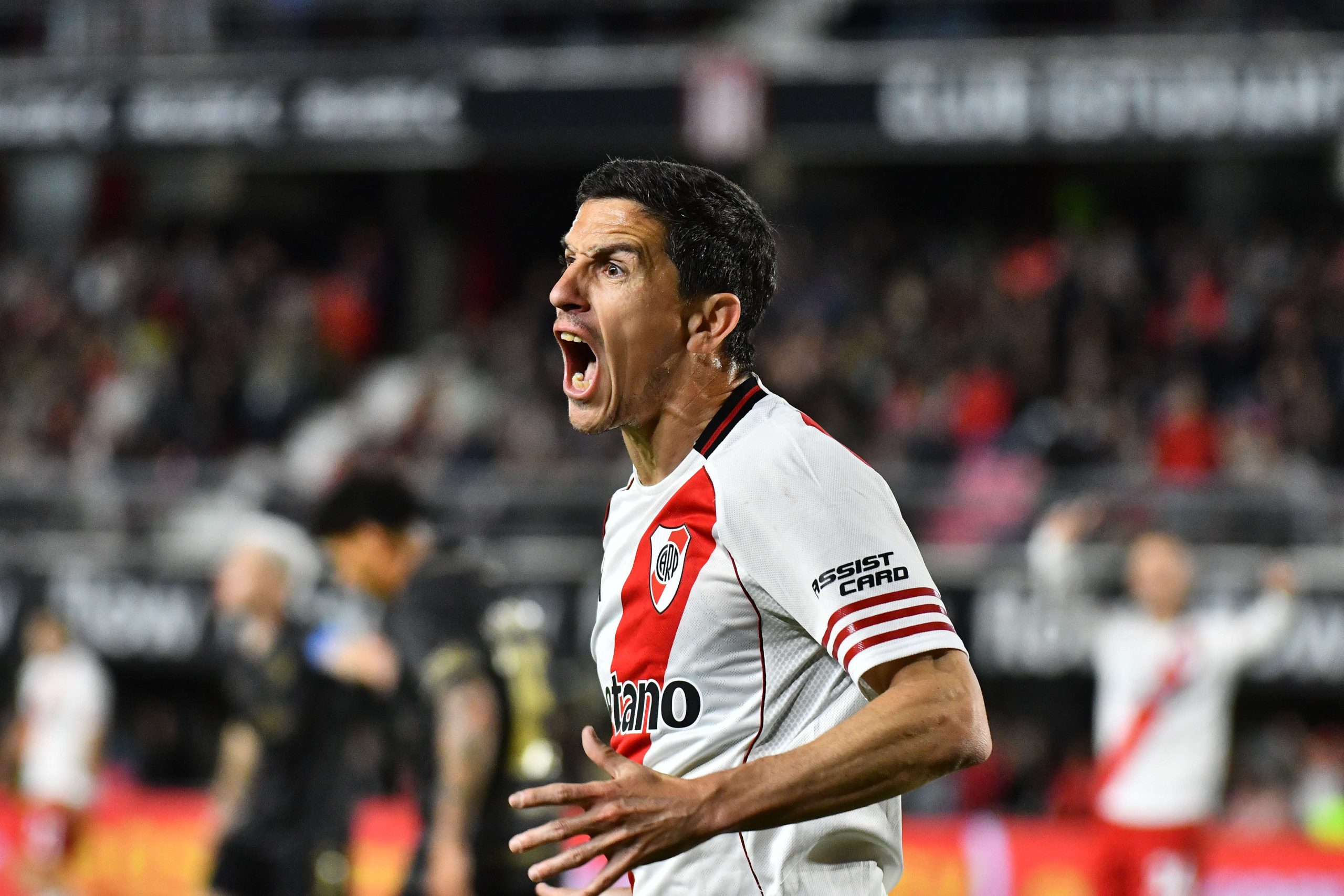 El VAR convalidó el gol de Nacho Fernández y ahora River se impone por dos a cero.