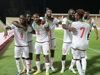 Mali goleó a Comoras y no se baja de la pelea