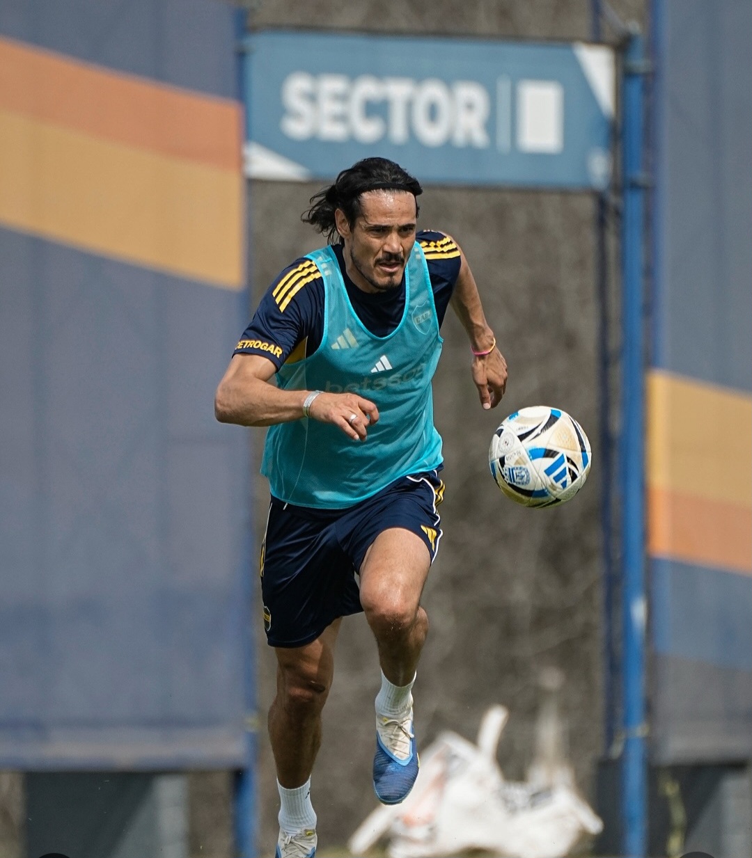 Edinson Cavani tiene una distensión y será baja en Boca
