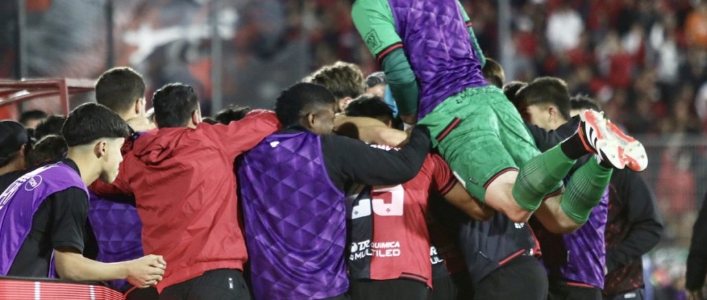 Todos corren a abrazar a Facundo Guch tras su primer gol en Newells ¡Soñado debut en casa! Facundo Guch ya marcó su primer gol en Newell’s