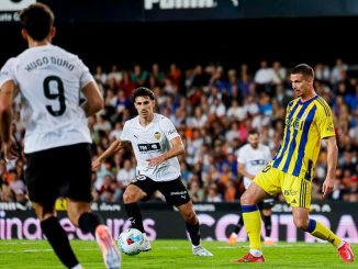 Real Oviedo lo dio vuelta en una ráfaga y venció al Valencia