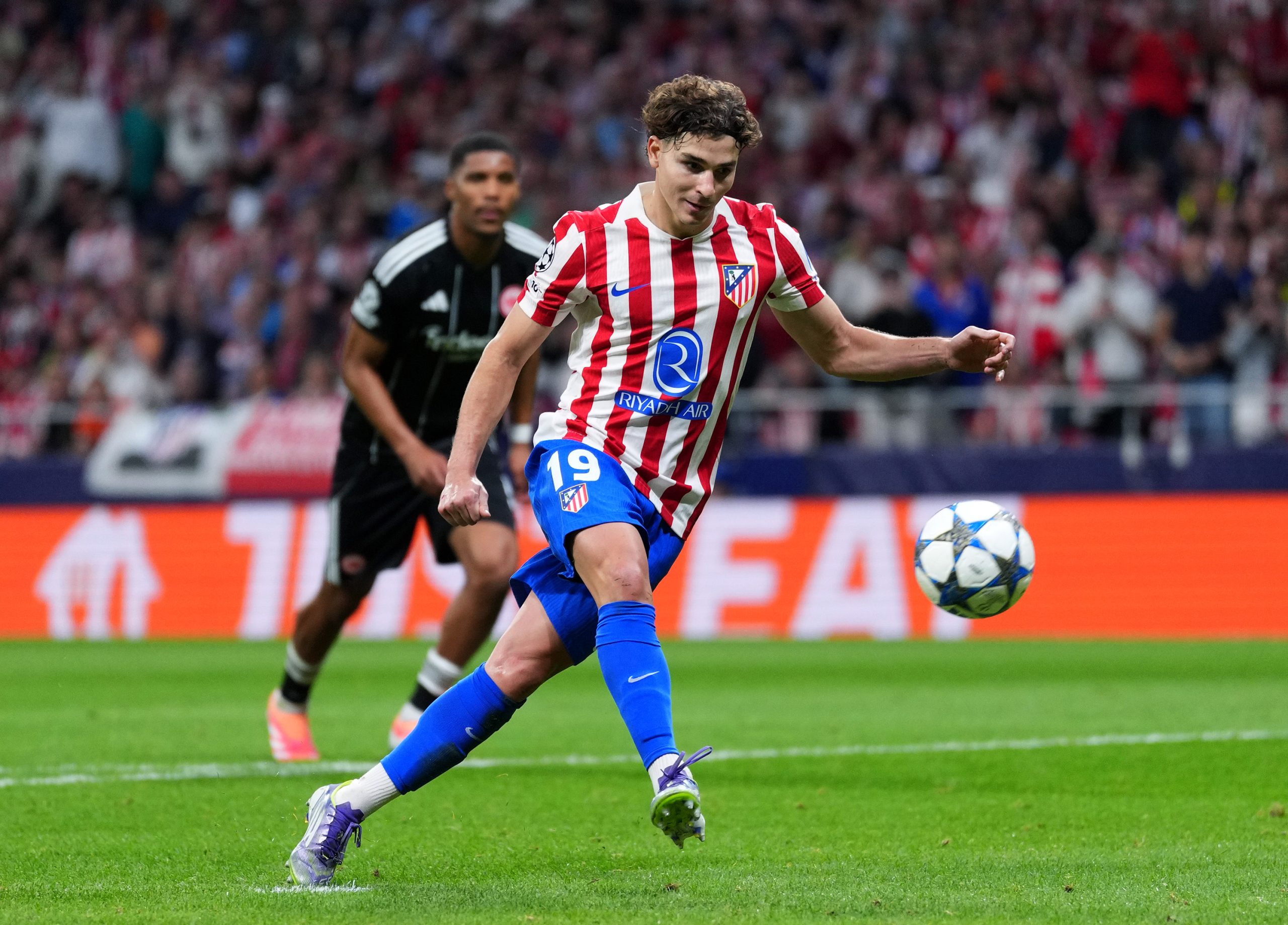 Julián Álvarez picó un penal a lo panenka y se anotó en la goleada del Atlético en Champions