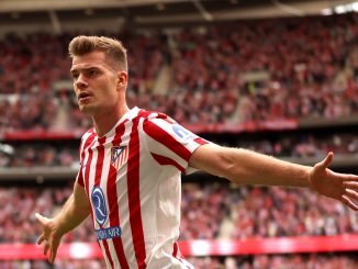 Alexander Sorloth empató un increíble Derbi Madrileño con cuatro goles en la primera mitad Derbi Madrileño con cuatro goles en el primer tiempo y Alexander Sorloth empatándolo poco antes del descanso. Koke levantó un espectacular centro desde la derecha y Alexander Sorloth se lució con la especialidad de la casa: cabezazo desde el corazón del área. Segundo gol en la temporada para el delantero noruego. Derbi Madrileño con cuatro goles en el primer tiempo Sorloth cabeceó cerca del final y rubricó el increíble 2-2 del primer tiempo. Real Madrid logró la remontada tras el gol inicial de Le Normand. Mbappé y Güler acercaron al Real Madrid a la ventaja parcial de cara al descanso, pero Atlético volvió a meterse en el marcador.
