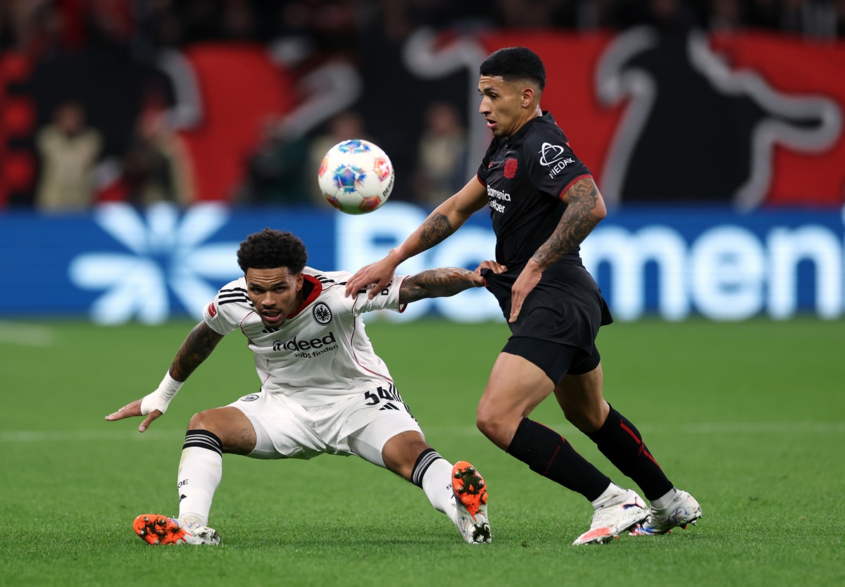 ¡Entró en el segundo tiempo y no lo terminó! Equi Fernández debutó en Bayer Leverkusen y fue expulsado en media hora