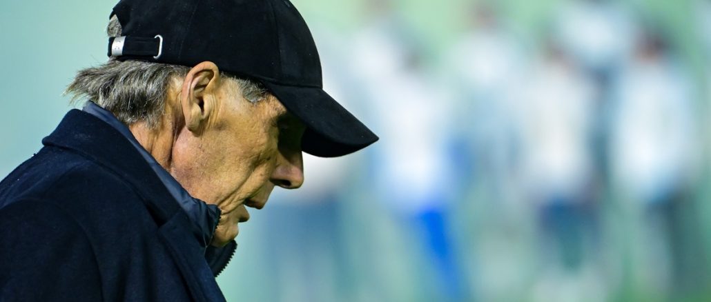 Miguel Ángel Russo con la cabeza gacha tras el 2 a 2 de Boca y Central Córdoba Miguel Ángel Russo nuevamente internado enciende alarmas en Boca