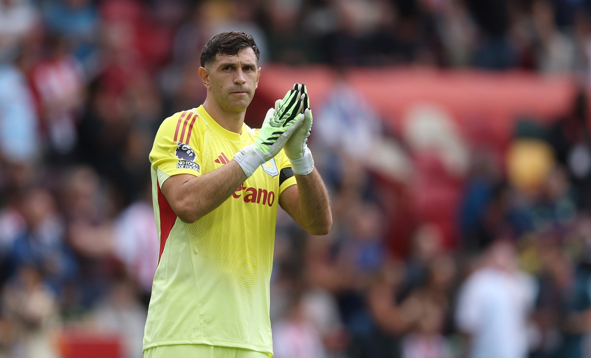 Dibu Martínez vuelve al arco del Aston Villa tras la polémica con Manchester United