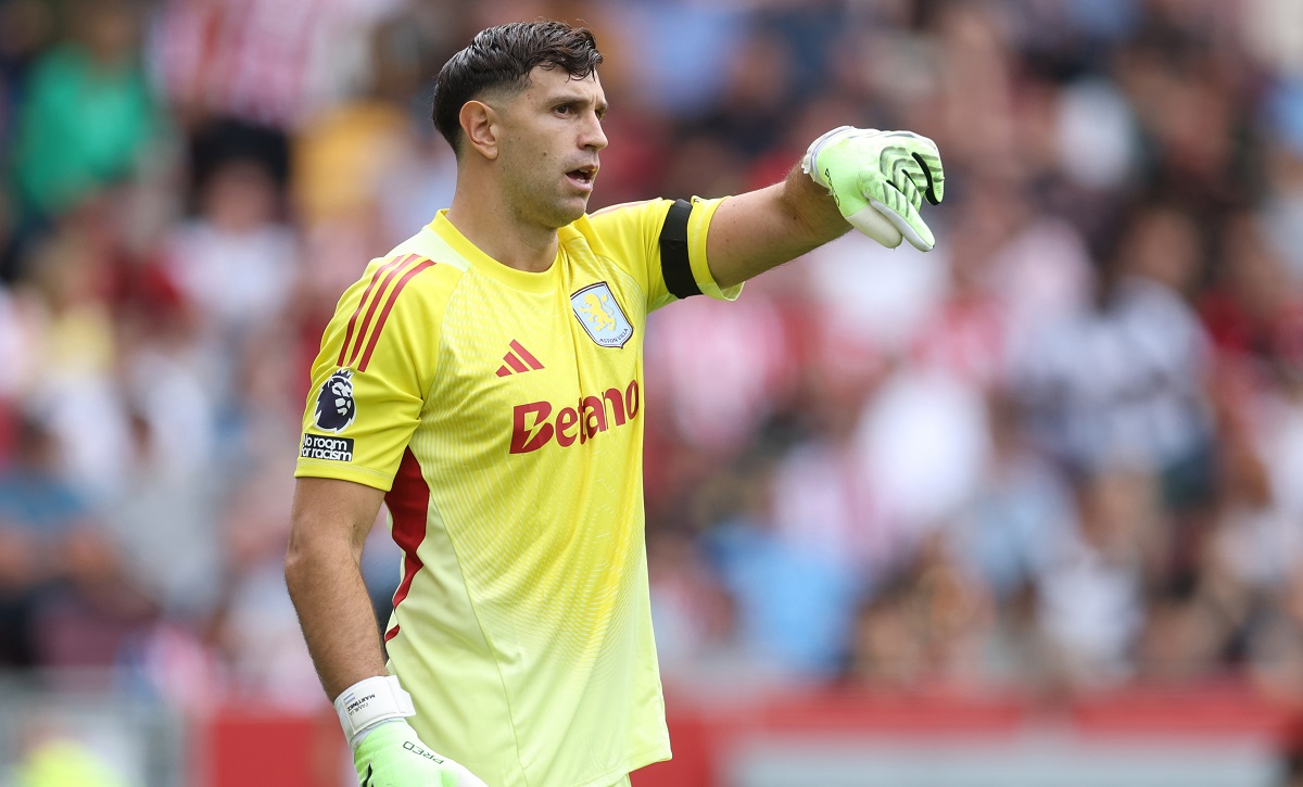Dibu Martínez volvió al arco en el Aston Villa y cumplió 200 partidos en la Premier League