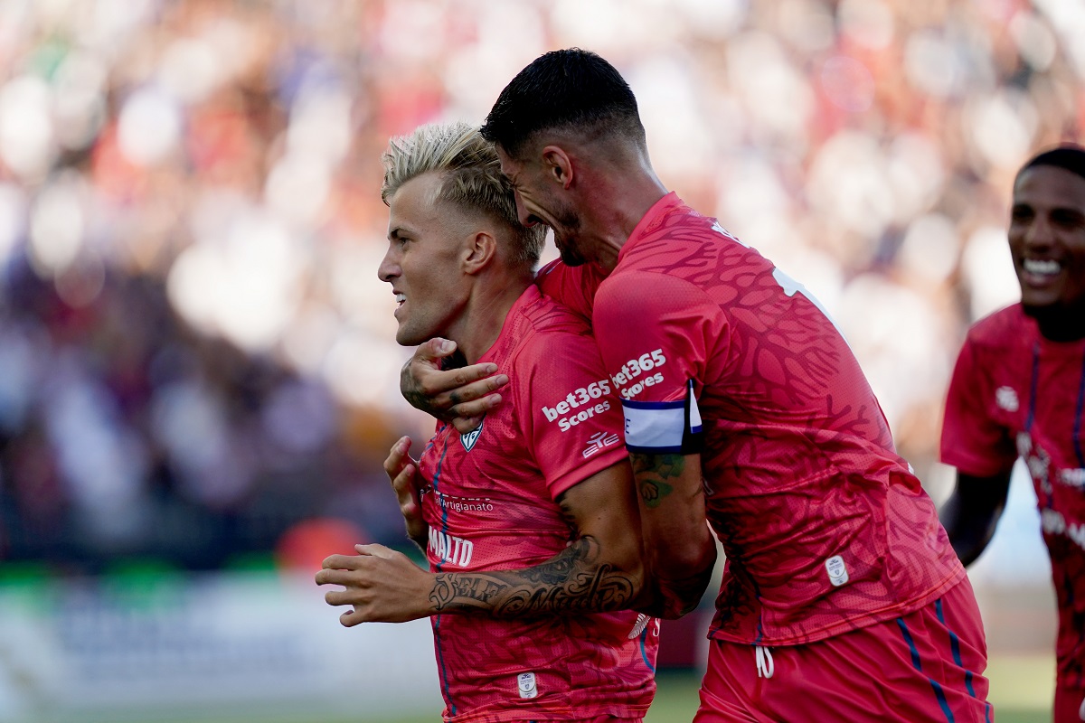 Cagliari venció al Parma y cosechó su primer triunfo en la Serie A