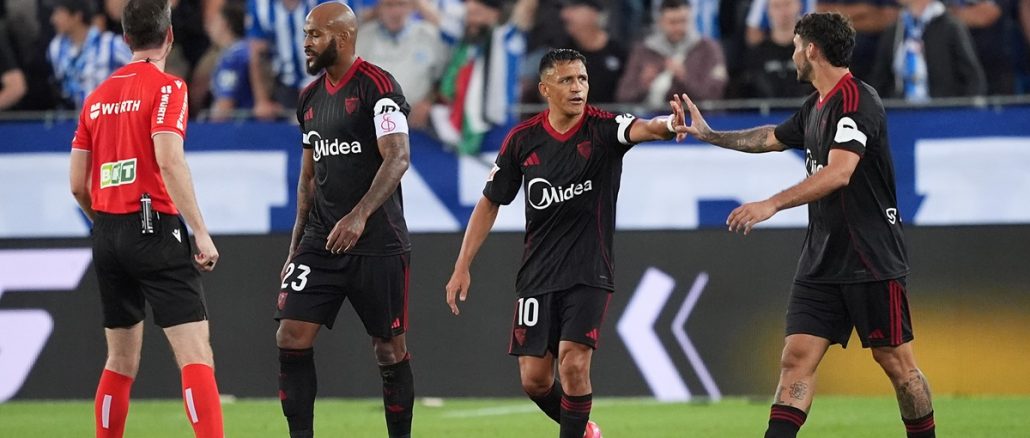 Sevilla le ganó a Alavés en una noche soñada de Alexis Sánchez Los Blanquirrojos cantaron victoria en la noche del sábado. En la visita a Mendizorroza, el equipo de Matías Jesús Almeyda sumó la segunda victoria de la temporada. Sevilla le ganó 2 a 1 a Alavés en una noche soñada de Alexis Sánchez. El primer cuarto de hora fue eléctrico. A los 9 minutos, la visita abrió la cuenta. Ruben Vargas corrió con pelota dominada. Denis Suárez lo seguía pero no podía alcanzarlo. Y el suizo, tras enganchar ante Facundo Garcés, sacudió desde la medialuna para colocar el 1 a 0. Alavés pudo empatarlo rápidamente. Un penal del brasileño Marcão sobre Jonny Otto le dio la chance a los del "Chacho" Coudet. Desde los doce pasos no falló Carlos Vicente y colocó el 1 a 1. A todo esto, Sevilla sufría incluso con la lesión de Alfon González. Aunque el cambio le dio rédito. Entró Alexis Sánchez y Sevilla se impuso ante Alavés El gol del triunfo para los Blanquirrojos vino a los 23 minutos del segundo tiempo. Por banda derecha, José Ángel Carmona le ganó en la marca a Nahuel Tenaglia y mandó el centro. Alexis Sánchez conectó en la puerta del área grande y volvió a marcar un gol después de 537 días. En una jornada redonda para el chileno, el ex River y Barcelona le dio una alegría a los de Almeyda. Alavés no pudo acercarse a los puestos de arriba y cayó en casa. La contracara ha sido Sevilla, que estiró un pequeño invicto y ganó 2 a 1 en Mendizorroza por La Liga.