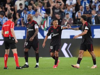 Sevilla le ganó a Alavés en una noche soñada de Alexis Sánchez Los Blanquirrojos cantaron victoria en la noche del sábado. En la visita a Mendizorroza, el equipo de Matías Jesús Almeyda sumó la segunda victoria de la temporada. Sevilla le ganó 2 a 1 a Alavés en una noche soñada de Alexis Sánchez. El primer cuarto de hora fue eléctrico. A los 9 minutos, la visita abrió la cuenta. Ruben Vargas corrió con pelota dominada. Denis Suárez lo seguía pero no podía alcanzarlo. Y el suizo, tras enganchar ante Facundo Garcés, sacudió desde la medialuna para colocar el 1 a 0. Alavés pudo empatarlo rápidamente. Un penal del brasileño Marcão sobre Jonny Otto le dio la chance a los del "Chacho" Coudet. Desde los doce pasos no falló Carlos Vicente y colocó el 1 a 1. A todo esto, Sevilla sufría incluso con la lesión de Alfon González. Aunque el cambio le dio rédito. Entró Alexis Sánchez y Sevilla se impuso ante Alavés El gol del triunfo para los Blanquirrojos vino a los 23 minutos del segundo tiempo. Por banda derecha, José Ángel Carmona le ganó en la marca a Nahuel Tenaglia y mandó el centro. Alexis Sánchez conectó en la puerta del área grande y volvió a marcar un gol después de 537 días. En una jornada redonda para el chileno, el ex River y Barcelona le dio una alegría a los de Almeyda. Alavés no pudo acercarse a los puestos de arriba y cayó en casa. La contracara ha sido Sevilla, que estiró un pequeño invicto y ganó 2 a 1 en Mendizorroza por La Liga.