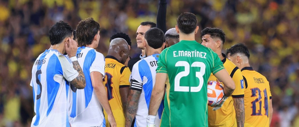 Nicolás Otamendi, expulsado en Argentina ante Ecuador