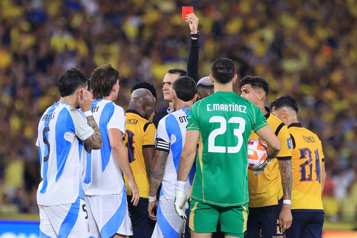 Nicolás Otamendi fue expulsado ante Ecuador y se perderá el primer partido del Mundial 2026