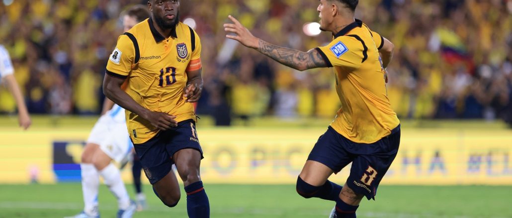 Enner Valencia marcó de penal para Ecuador ante Argentina.