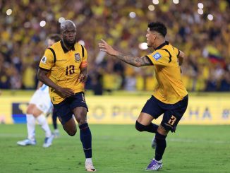 Enner Valencia marcó de penal para Ecuador ante Argentina.