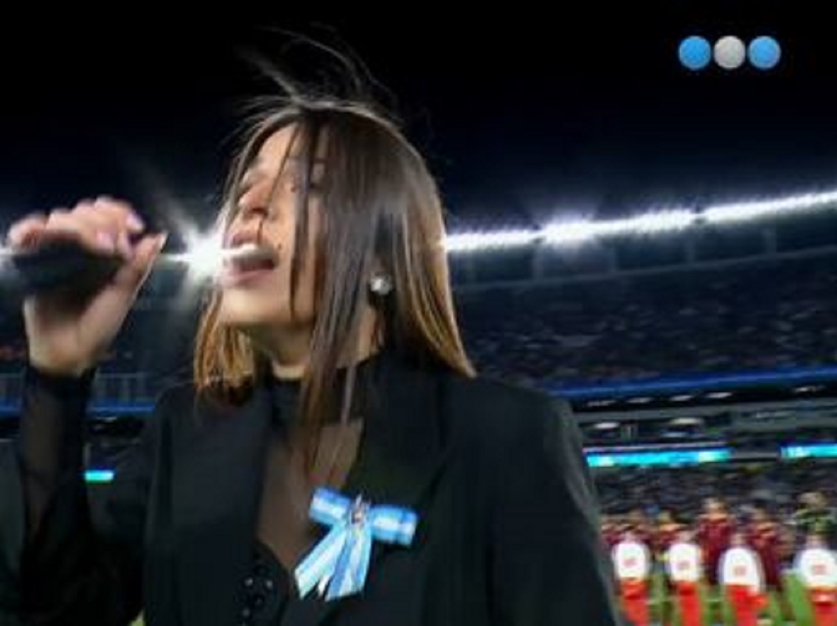 Euge Quevedo brilló con el Himno Nacional y emocionó a todos en Argentina – Venezuela